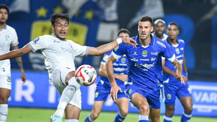 Jalannya pertandingan Persib Vs Arema FC dalam pekan ke-29 Super League 2025-2026 di Stadion Gelora Bandung Lautan Api (GBLA), Bandung, Jumat (24/4/2026) malam WIB.(KOMPAS.com/ADIL NURSALAM)