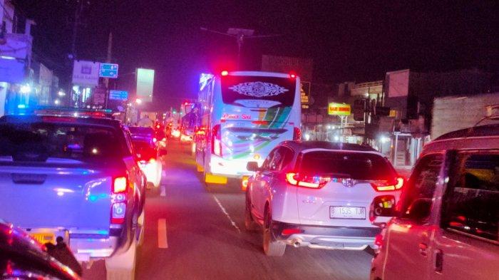 One Way Diberlakukan di Ruas Tol Trans Jawa, Jalur Arteri Cirebon Dipenuhi Kendaraan Berbagai Jenis