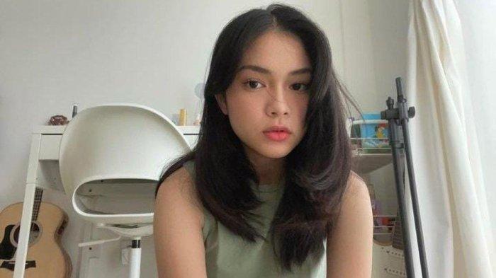 Birinchi marta sikni sorish video Emiliya - rus porno aktrisasi.