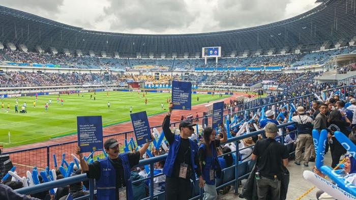 SOSIALISASI KEBERSIHAN - Petugas menyosialisasikan gerakan bersih di Stadion GBLA. Jika diakumulasikan, total sampah yang berhasil dikumpulkan dan dikelola dari sepuluh pertandingan Persib di kompetisi Super League dan ACL 2 (AFC Champions League Two) musim 2025/2026 mencapai 33.350 kilogram atau lebih dari 33 ton, seluruhnya ditangani tanpa mengandalkan TPA.