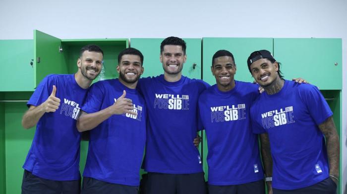 Julio Cesar berfoto bersama dengan rekan-rekannya usai laga Persib Vs PSM Makassar di Stadion Gelora B.J. Habibie, Parepare, Minggu, 17 Mei 2026.
