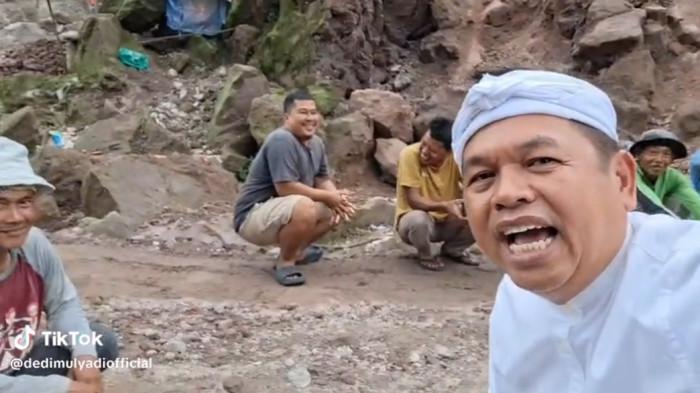 KDM SIDAK - Gubernur Jabar Dedi Mulyadi, yang kerap disapa KDM, tiba-tiba sidak ke lokasi pertambangan di Desa Padabeunghar, Kecamatan Pasawahan, Kabupaten Kuningan, Kamis (15/1/2026).