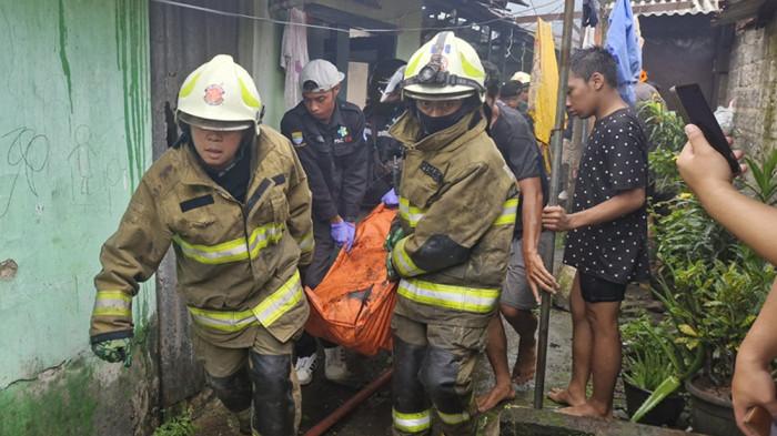 1 ORANG TEWAS - Kepanikan terlihat dari warga RT 3 RW 08 Kelurahan Lingkar Selatan, Kecamatan Lengkong, Kota Bandung, tepatnya kawasan Pussenkav, Minggu (23/11/2025). Warga dihebohkan dengan adanya api yang dengan cepat membesar membakar kediaman mereka. Objek yang terbakar merupakan petak-petak rumah (kontrakan). Sekitar enam tempat tinggal terbakar.