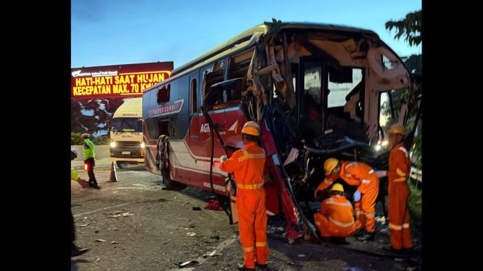 LAKA MAUT - Kondisi bus Agra Mas yang mengalami kecelakaan maut beruntun di ruas Tol Cikopo-Palimanan (Cipali) KM 72, Purwakarta, pada Selasa (18/11/2025) dini hari. 5 Orang tewas akibat kecelakaan ini.
