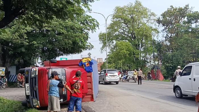 LAKA - Kecelakaan lalu lintas kembali terjadi di Jalur Pantura, tepatnya di Desa Jungjang, Kecamatan Arjawinangun, Kabupaten Cirebon, Selasa (11/11/2025) malam. Hingga Rabu (12/11/2025) pagi, dua truk yang terlibat masih berada di lokasi kejadian.