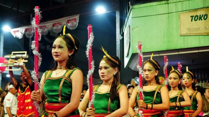 KIRAB BUDAYA - Acara Kirab Budaya Milangkala Tatar Sunda tidak hanya menjadi ajang pertunjukan seni dan budaya biasa. Gubernur Jawa Barat, Dedi Mulyadi, menegaskan komitmen pemerintah provinsi untuk melakukan langkah nyata dalam memajukan kebudayaan lokal. 