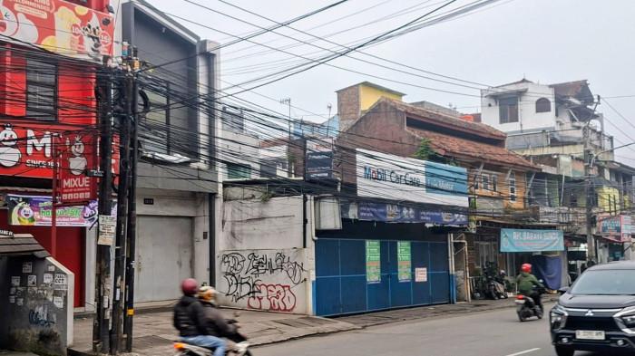 KABEL SEMRAWUT - Keberadaan kabel jaringan telekomunikasi terlihat semrawut di Jalan Raya Bojongsoang, Kecamatan Bojongsoang, Kabupaten Bandung.