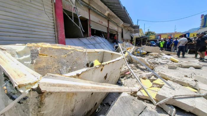 KANOPI AMBRUK - Kanopi rangka beton di Pasar Sehat Soreang, Kecamatan Soreang, Kabupaten Bandung ambruk.