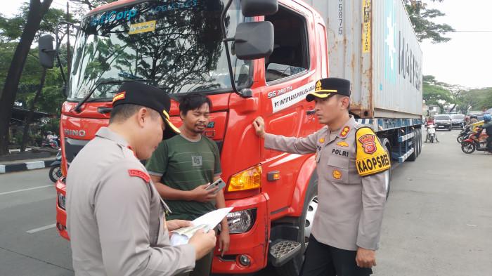 Kapolres Sumedang AKBP Sandityo Mahardika turun langsung melakukan penindakan terhadap kendaraan sumbu tiga yang nekat melintas di jalur mudik di Jalan Raya Bandung-Garut, tepatnya di kawasan Bundaran Parakanmuncang, Kecamatan Cimanggung, Kabupaten Sumedang, Minggu (15/3/2026).