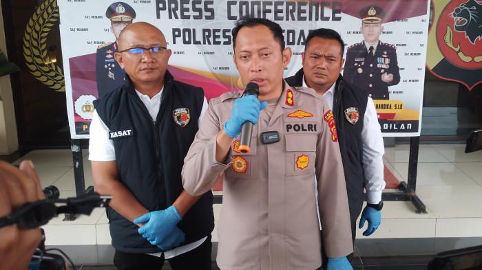 MOTIF PELAKU - Kapolres Sumedang, AKBP Sandityo Mahardika, menggelar konferensi pers di Mapolres Sumedang, Senin (23/2/2026). Kapolres meungkapkan motif pelaku hingga nekat habisi rekan sendiri. 