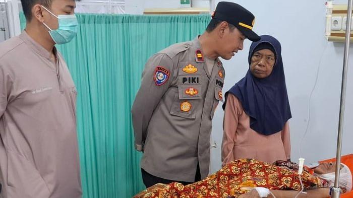 JENGUK KORBAN - Kapolsek Majalengka Kota, Iptu Piki Krismanto, menjenguk korban pembacokan di RSUD Cideres Majalengka.