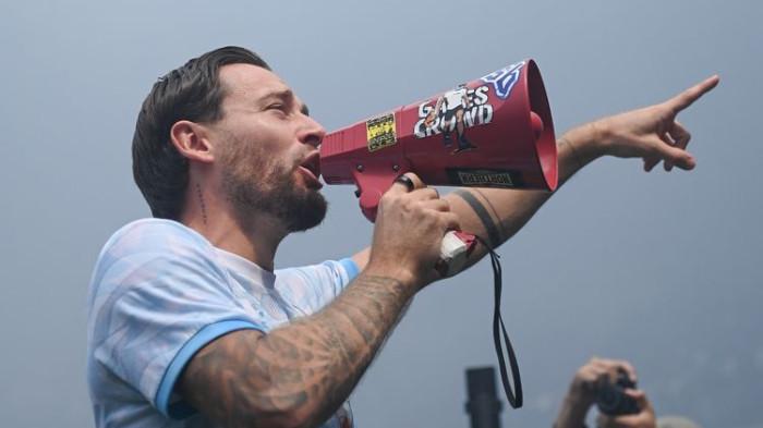 Kapten Persib Bandung Marc Klok melakukan orasi di hadapan Bobotoh jelang laga klasih melawan Persija Jakarta, Minggu (10/5/2026) mendatang. (KOMPAS.com/ADIL NURSALAM)