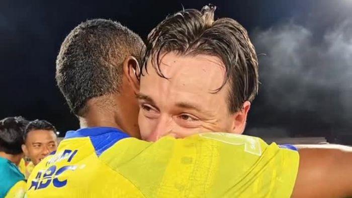 MENANGIS HARU - Kapten Persib Bandung Marc Klok menangis haru saat memeluk Uilliam Barros setelah mengalahkan PSM Makassar 2-1 dalam pekan ke-33 Super League 2025/2026 di Stadion Gelora BJ Habibie, Kota Parepare, pada Minggu (17/5/2026).