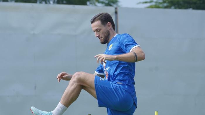 Kapten Persib Marc Klok pada sesi latihan pemulihan di Lapangan Pendamping Stadion Gelora Bandung Lautan Api, Selasa, 23 Desember 2025. Pemain antusias menjalani latihan untuk menatap pertandingan PERSIB selanjutnya melawan PSM Makassar di Stadion GBLA, Sabtu, 27 Desember 2025.