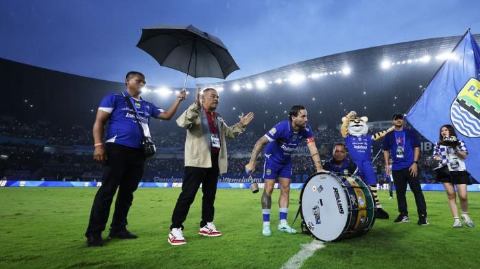 Kapten Persib Marc Klok saat melakukan Viking Clap di Stadion GBLA usai laga Persib Vs PSIM, 4 Mei 2026.