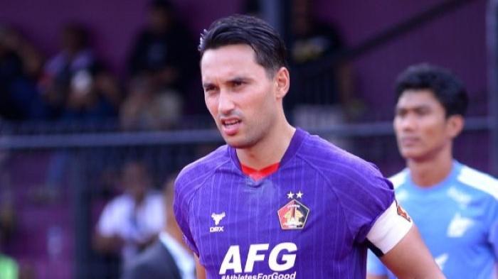 POIN PENUH - Kapten Persik Kediri, Ezra Walian, bertekad mengamankan poin penuh saat melawan PSIM Yogyakarta, Jumat (31/10/2025) sore.