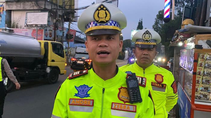 WAWANCARA - Kasatlantas Polres Cimahi AKP Aviandre Maliki usai melakukan pengaturan lalu lintas di Simpang Beatrix Lembang