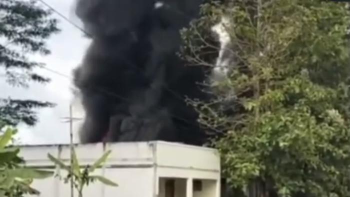 Kebakaran Hebat di Cekdam Sukabumi, Asap Pekat Tebal Membubung dari Rumah 2 Lantai