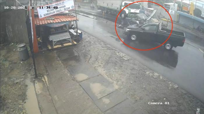 Tabrakan Beruntun di Cirebon Terekam CCTV, Berawal saat Pikap Nekat Menyalip dari Kiri