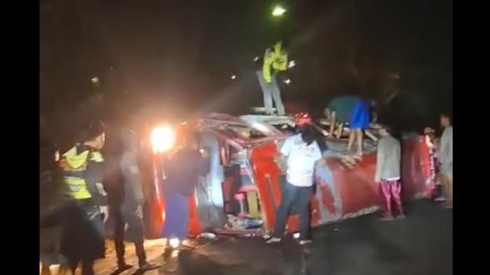 KECELAKAAN MAUT - Kecelakaan lalu lintas terjadi di Tanjakan Cae, Kecamatan Wado, Kabupaten Sumedang, Sabtu (1/11/2025) malam.