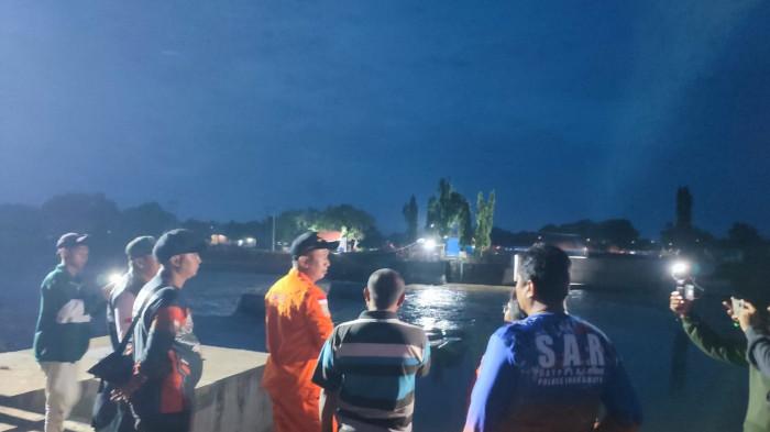 Kecelakaan menimpa perahu rafting yang membawa 7 orang Mahasiswa Politeknik Negeri Indramayu, di Bendungan Karet Bangkit, Indramayu, Jawa Barat. Dua orang masih dalam pencarian,  Sabtu (8/11/2025) siang.