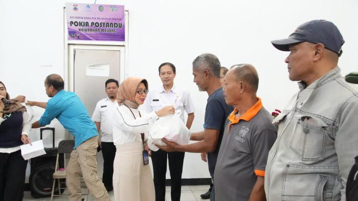 SOSIALISASI PANGAN - Kepala Dinas Perindustrian dan Perdagangan Provinsi Jabar, Nining Yustiani, saat sosialisasi pangan di Kecamatan Melong, belum lama ini.