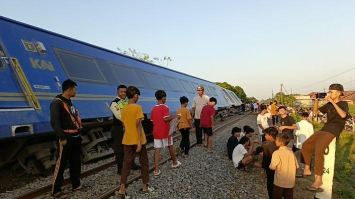 KERETA ANJLOK - Kereta Api Agro Bromo Anggrek anjlok di Stasiun Pagaden Baru, Subang, Jawa Barat, Jumat (1/8/2025).