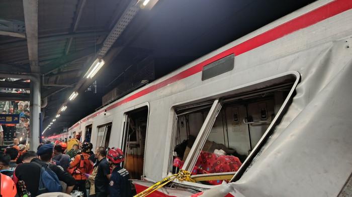 Kereta Api Argo Bromo Anggrek dan Kerta Listrik (KRL) Bekasi-Jakarta terlibat kecelakaan di Stasiun Bekasi Timur, Kota Bekasi, Senin (27/4/2026) malam.(KOMPAS.com/NURPINI AULIA RAPIKA)