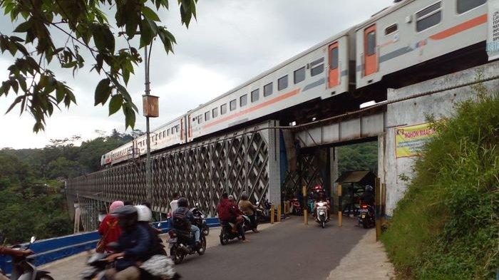 Kereta api melintasi Jembatan Cirahong pada Sabtu (5/11/2022). Jembatan Cirahong akan diperbaiki bagian dari perawatan mulai Minggu (6/11/2022).