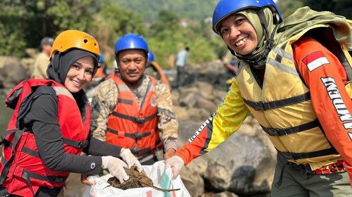 Jabar Bergerak Kabupaten Bandung Gotong Royong Bersihkan Sungai Leuwibilik Sepanjang 3 Kilometer