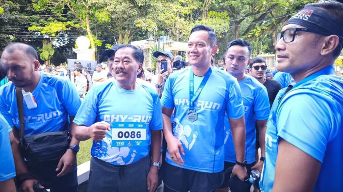 Momen Ketum Demokrat Bernostalgia Saat Meriahkan AHY Run 2025 di Bandung