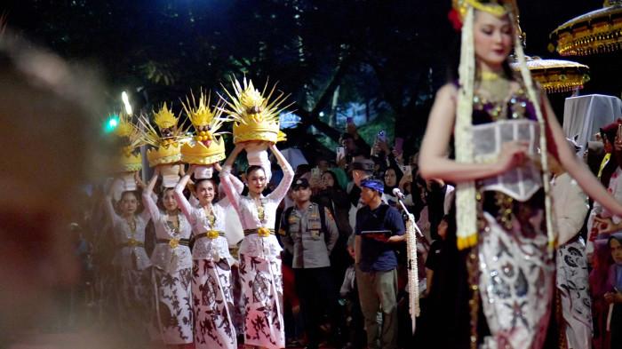 Kirab Budaya Napak Tilas Pajajaran perdana berlangsung Sabtu malam (2/5/2026) dimulai dari kawasan Gedung Negara dan Museum Geusan Ulun menuju pusat pemerintahan Kabupaten Sumedang dengan jarak tempuh sekitar 2–3 kilometer.