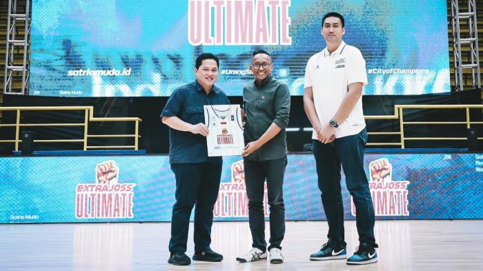 KOLABORASI - Menteri Pemuda dan Olahraga RI Erick Thohir, Head of Marketing PT Bintang Toedjoe Arwin Nugraha Hutasoit, dan Managing Director Satria Muda Bandung Christian Ronaldo Sitepu meresmikan kolaborasi Extrajoss Ultimate dengan Satria Muda Bandung