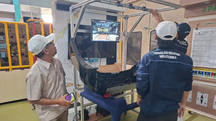 POLMAN BANDUNG - Tim peneliti dari Politeknik Manufaktur Bandung (Polman Bandung) dan PEI Indorama mengembangkan teknologi inspeksi otomatis di industri otomotif. Mereka melakukan peninjauan proses instalasi awal mesin Vision Inspection di PT Sugity Creatives Plant 2 Karawang, Jumat (21/11).