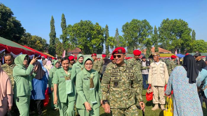 PUSDIKLATPASSUS- Komandan Pusdiklatpassus Kopassus Brigjen Romel Jangga Wardhana dan Ny Ame Romel saat memborong dagangan UMKM pada Bazar Murah Ramadan di Lapangan RA Fadillah