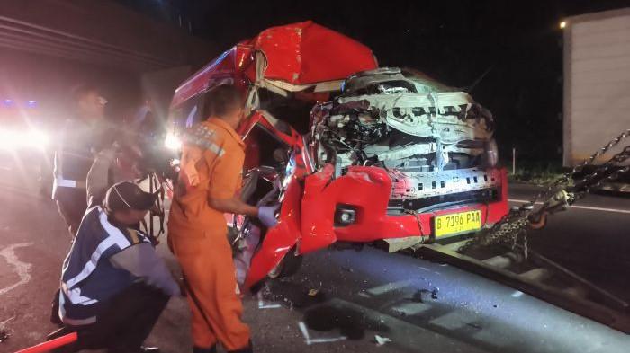 RINGSEK - Kondisi Toyota HiAce milik travel DayTrans dengan nomor polisi B 7196 PAA yang menabrak truk wing box dalam kecelakaan maut di Tol Cipularang, Purwakarta, Jawa Barat, Jumat (1/8/2025) sore.