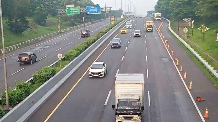 ARUS KENDARAAN - Kondisi arus kendaraan dari arah Jakarta menuju wilayah utara terpantau ramai lancar di ruas Tol Cipali KM 72 Cikopo, Kabupaten Purwakarta, Jawa Barat, Rabu (23/12/2025).
 