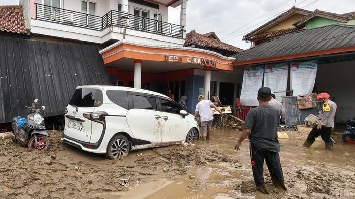 Diguyur Hujan Lebat, Sungai di Sukabumi Meluap hingga Tanggul Jebol, Ribuan Warga Cisolok Terdampak