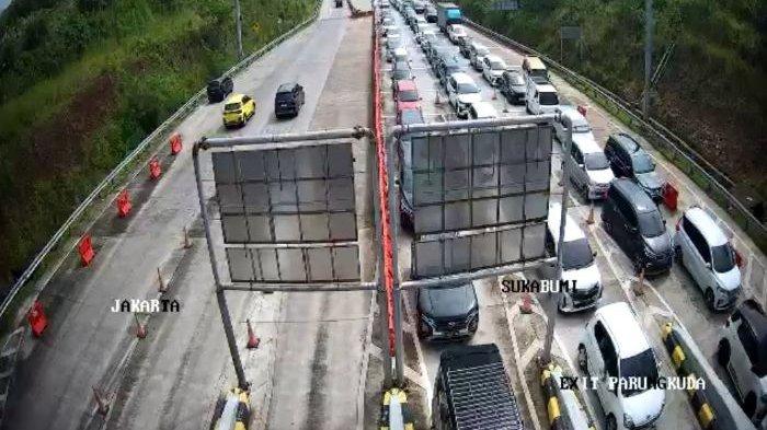 Kendaraan Wisatawan Menumpuk di Exit Tol Bocimi, Perubahan Jumlah Jalur Menjadi Penyebab Utama