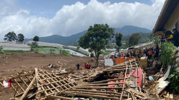 Kondisi lokasi longsor di Desa Pasirlangu, Kecamatan Cisarua, Kabupaten Bandung Barat, Minggu (25/1/2025).