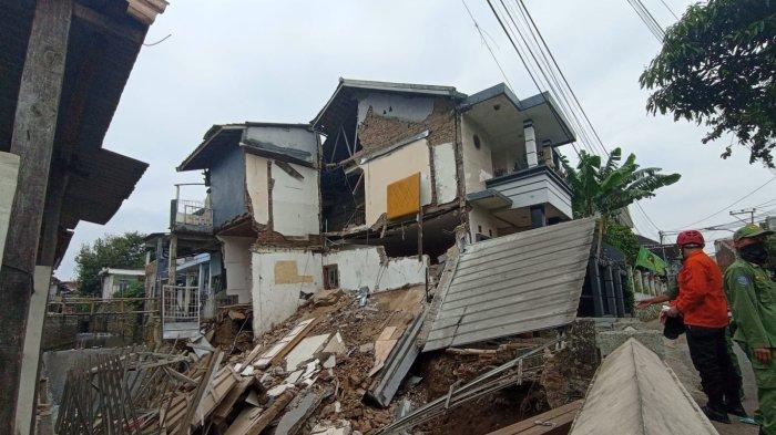 Tak Ada Angin Tak Ada Hujan, Rumah Dua Tingkat di Cimahi Tiba-tiba Ambruk, Warga Kaget