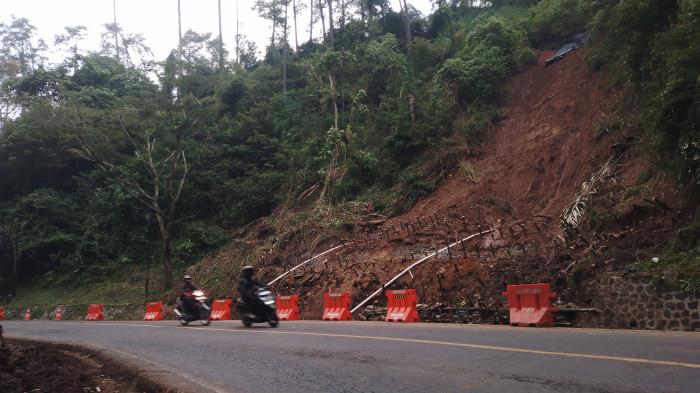 Kondisi tebing yang longsor di jalur Cadas Pangeran, tepatnya di Dusun Jelekong, Desa Cigendel, Kecamatan Pamulihan, Kabupaten Sumedang, Minggu (28/12/2025) sore. 