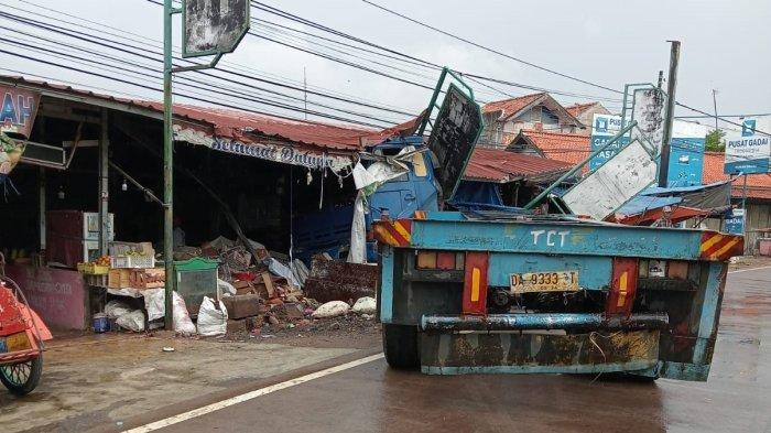Truk Trailer Seruduk Pasar Parean di Jalur Pantura Indramayu, Pedagang dan Pembeli Selamat dari Maut