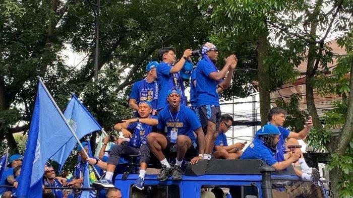 Usai Konvoi Persib Juara, Petugas Kebersihan Siaga Bersihkan Sampah di Berbagai Titik Kota Bandung