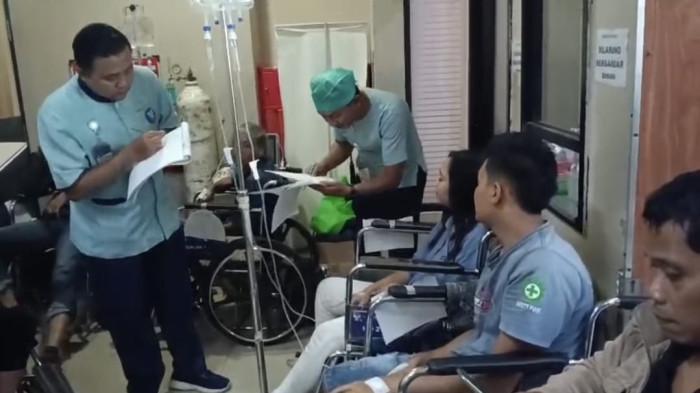 DAPAT PERAWATAN - Korban kecelakaan di ruas Tol Cikopo-Palimanan (Cipali) KM 72, tepatnya di Desa Cinangka, Kecamatan Bungursari, Purwakarta, Selasa (18/11/2025) dini hari, sekitar pukul 02.30 WIB.