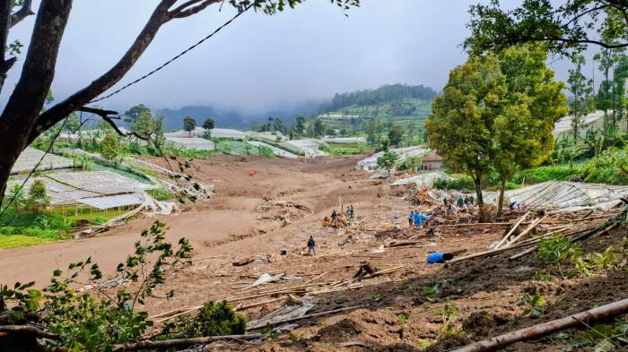 LONGSOR BESAR - Longsoran tanah di Kampung Pasir Kuning hingga Kampung Pasir Kuda, Desa Pasirlangu, Kecamatan Cisarua, Kabupaten Bandung Barat, Sabtu (24/1/2026). Tribun Jabar / Adi Ramadhan Pratama.