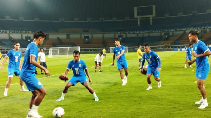 LATIHAN MALAM - Persib Bandung melakukan latihan perdana pada bulan Ramadhan, di Stadion GBLA, Kota Bandung, Kamis (19/2/2025) malam. Latihan malam dilakukan karena ada pergeseran jadwal selama Bulan Ramadhan, serta banyaknya pemain yang menunaikan ibadah puasa,