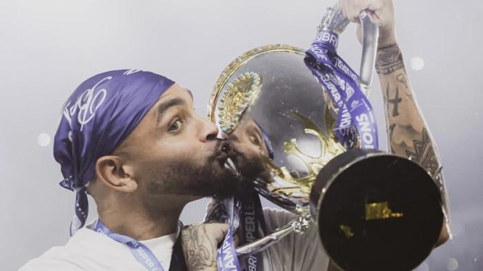 Layvin Kurzawa mencium trofi usai Persib menjuarai Super League 2025/2026. (Instagram @kurzawa)