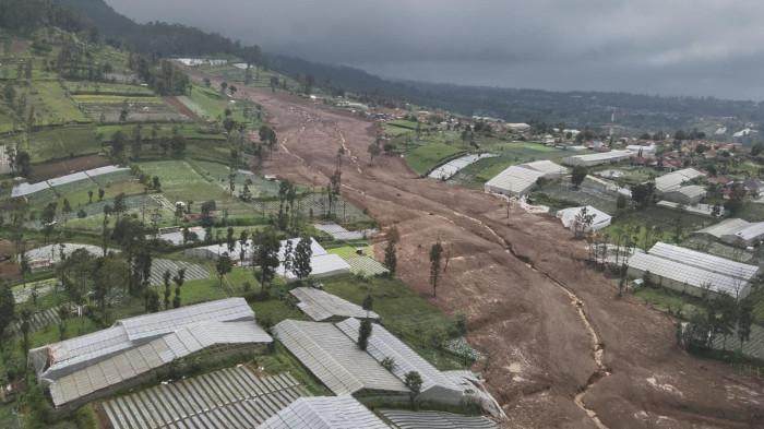 CITRA UDARA - Lokasi longsor di Desa Pasirlangu, Kecamatan Cisarua, Kabupaten Bandung Barat, Sabtu (24/1/2026).
