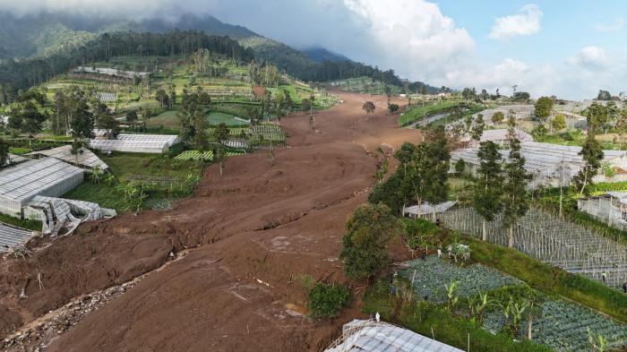 CITRA UDARA - Lokasi longsor di Desa Pasirlangu, Kecamatan Cisarua, Kabupaten Bandung Barat, Sabtu (24/1/2026).
